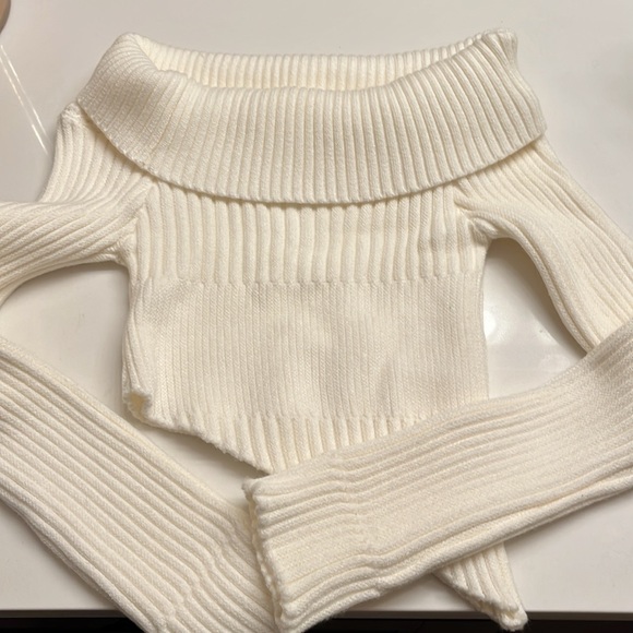 12th tribe Ria Off Shoulder Sweater Asymmetrical Crop - Picture 5 of 6